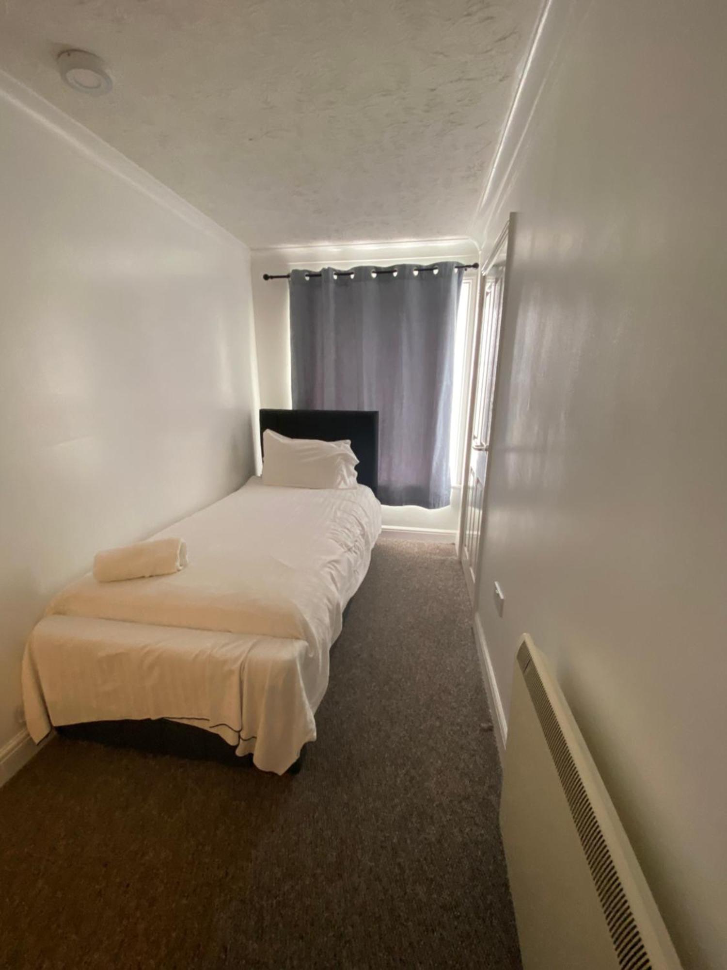 Spacious One Bedroom Flat With River View, 1E Грейт-Ярмут Экстерьер фото